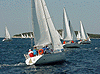 Zvodn pole pluje k prvn bjce ped marinou Vodice